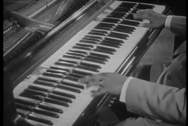 Middellange schot van jazz-muzikant speelde piano — Stockvideo