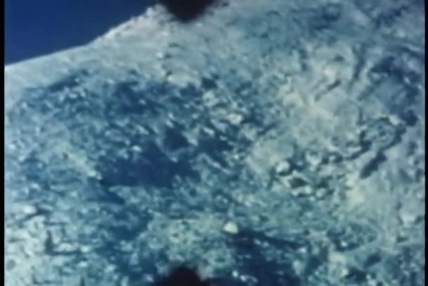 쌍안경을 통해 눈 덮인 산의 보기 — 비디오
