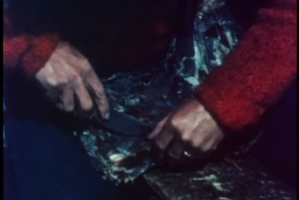 Средний снимок рук с тушей для чистки ножей — стоковое видео