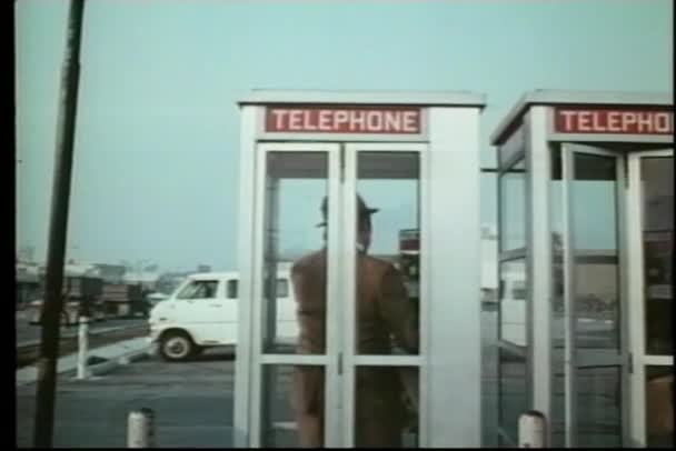 Mannen i telefonkiosken — Stockvideo