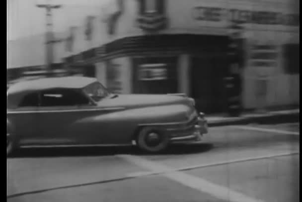 アメリカ合衆国カリフォルニア州ロサンゼルスの路上で別の車を追いかけて車 — ストック動画