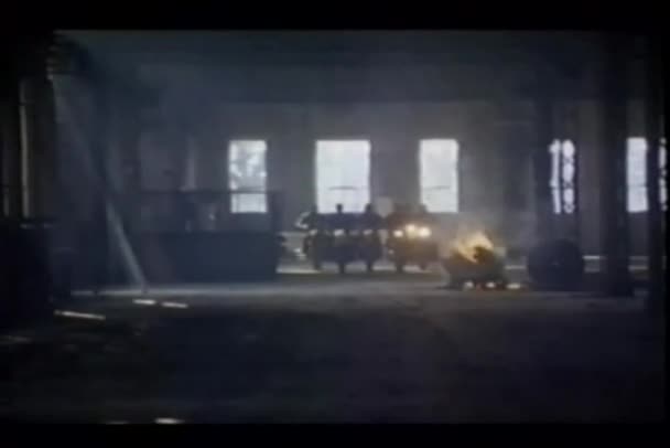 Zoom fora motociclistas deixando edifício abandonado — Vídeo de Stock