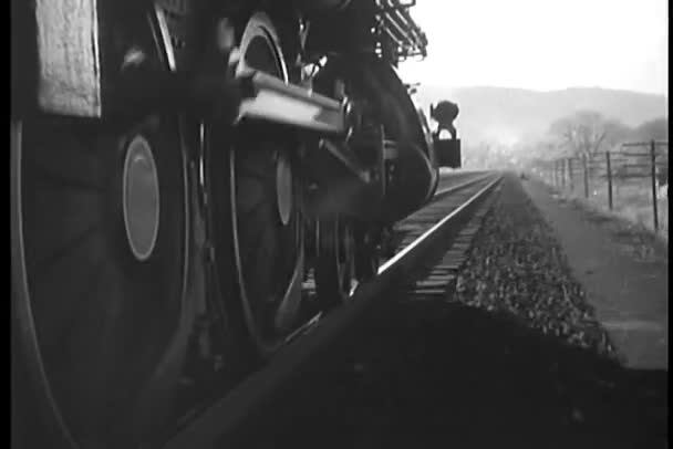 Gros plan sur le train à vapeur qui avance — Video