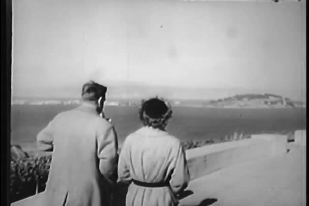 Вид сзади пары, идущей по набережной, Сан-Франциско, Калифорния, США — стоковое видео