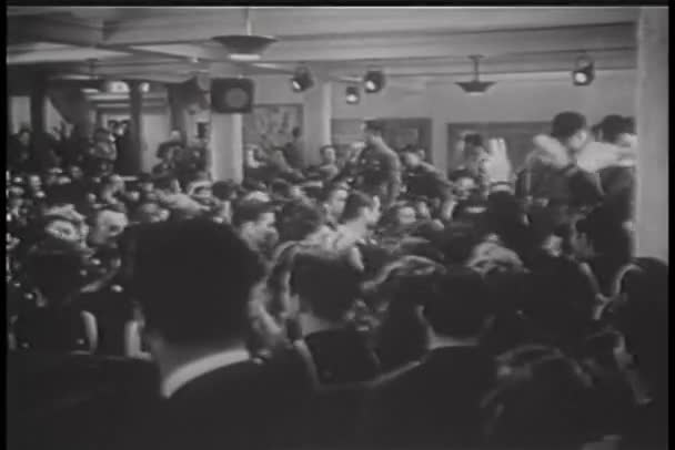 Weitschussbild von Weltkriegssoldaten beim Feiern — Stockvideo