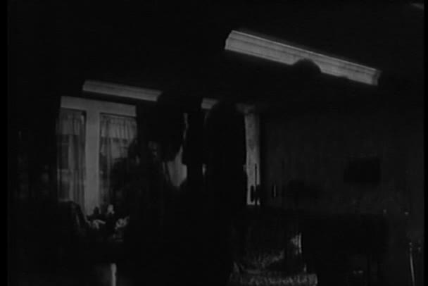 Тень пары, танцующей в доме по ночам — стоковое видео