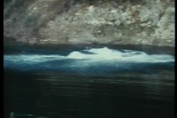 Trois sauts de falaise dans la rivière 