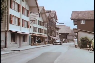 Avrupa şehirdeki sokak boyunca sürüş araba
