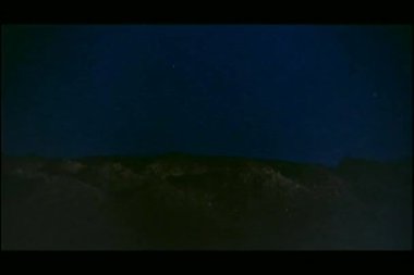 geniş çekim gece gökyüzünde patlayan bombalar