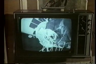 Gemide çalışan tv ekranı yayın astronot Close-Up
