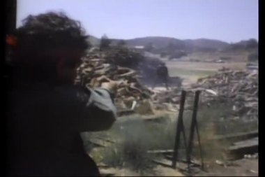 ateş araba mezarlığı iki adam