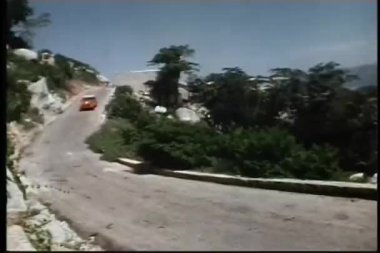 kırmızı araba dağ yolundan hızlandırmak