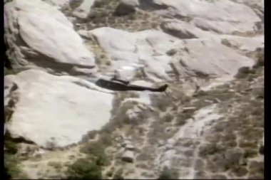 çöl üzerinde uçan bir helikopter havadan görünümü