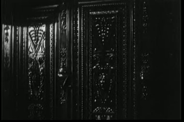 armoire kapısı açılıyor