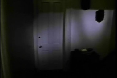 bakış açısı içinde ev kapalı kapıya doğru yürürken