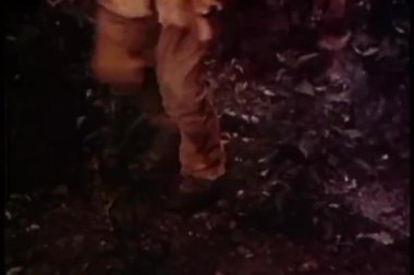 Ormanın içinden çalışan bacaklar Close-Up