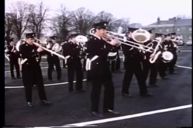 bando takımında parade in geniş shot