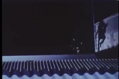 çatı arasında gece koşan adam