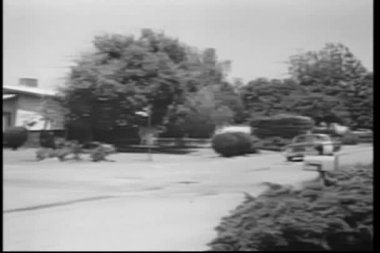 Acele banliyö sokakta polis arabası