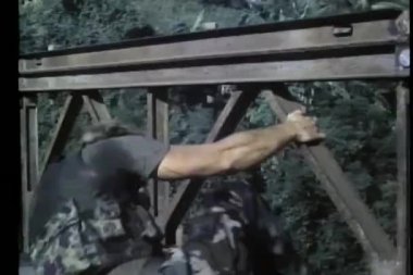 askeri darbeler o kadar gibi köprüden atlamak