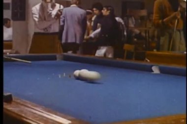 hüner atış Bilardo masasında çalışan adam