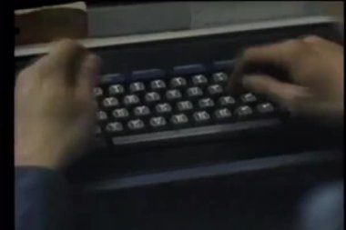 daktiloda yazmaya elim yakın çekim