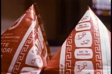 süt paketlerinin içine yakın çekim enjekte zehir