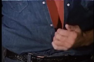 adam silah gömleğinin sıkışmış kaldırma