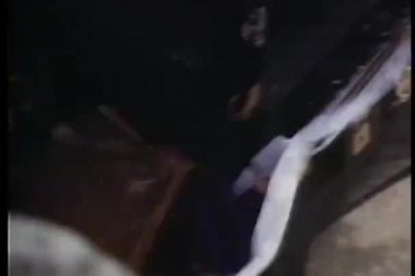 işlek cadde üzerinde bayrağı taşıyan adamı kovalayan insanların yüksek açılı görünüş