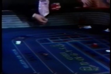adam zar Casino craps masasında savurma.