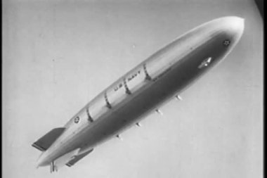 New york kent üzerinde uçan US navy blimp
