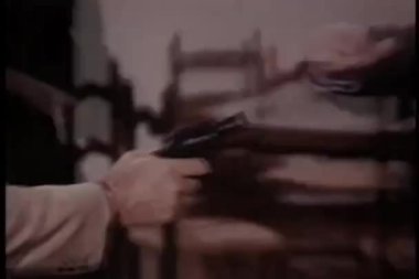 iki adam silahını boğuşuyor