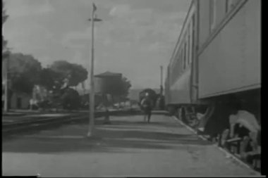 pullman porter tren istasyonu içine çeker gibi ayak tabure koyarak