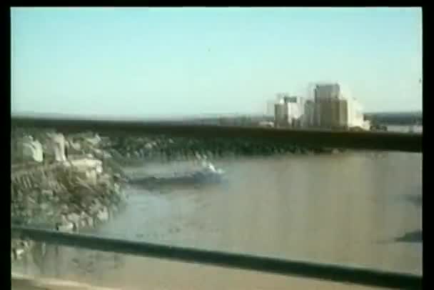 Visa från bil fönstret kör över en bro — Stockvideo