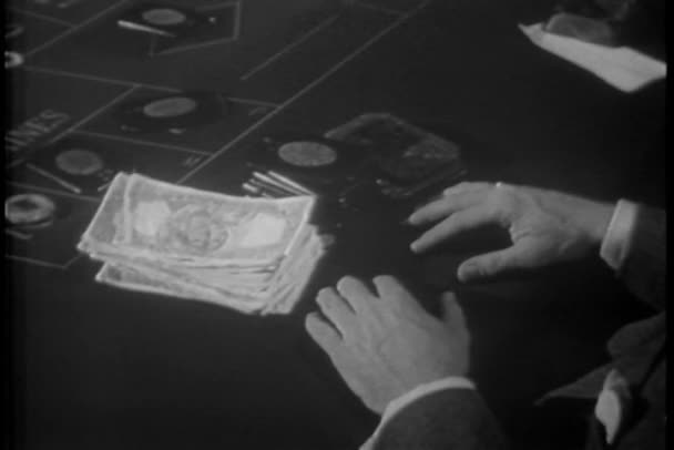 Gros plan des mains avec de l'argent et des jetons sur la table de roulette — Video