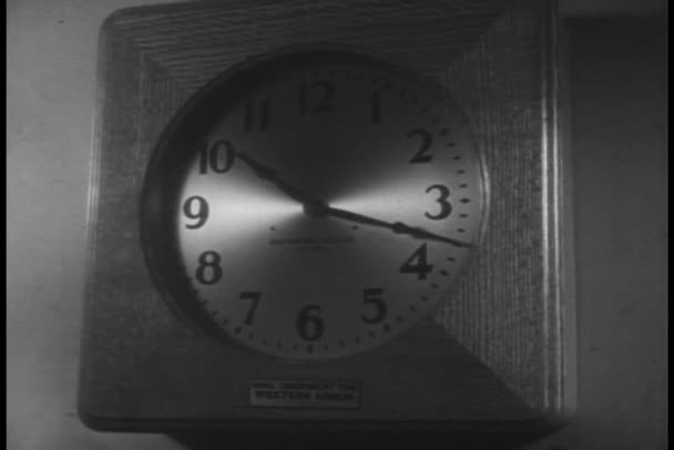 Relógio de parede indicando o passar do tempo — Vídeo de Stock