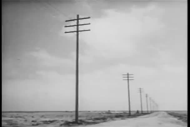 Linee elettriche lungo la strada di campagna deserta — Video Stock