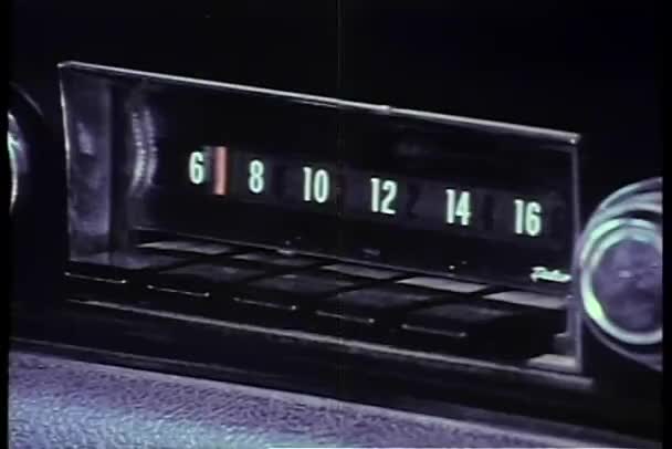 De radio van de auto van de jaren zeventig — Stockvideo