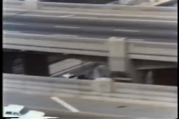 Вид с воздуха на полицейский крейсер, преследующий белый автомобиль — стоковое видео