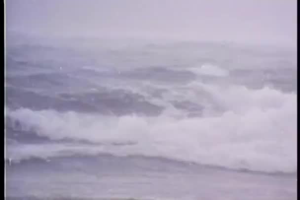 Широкий постріл океанських хвиль в похмурий день — стокове відео