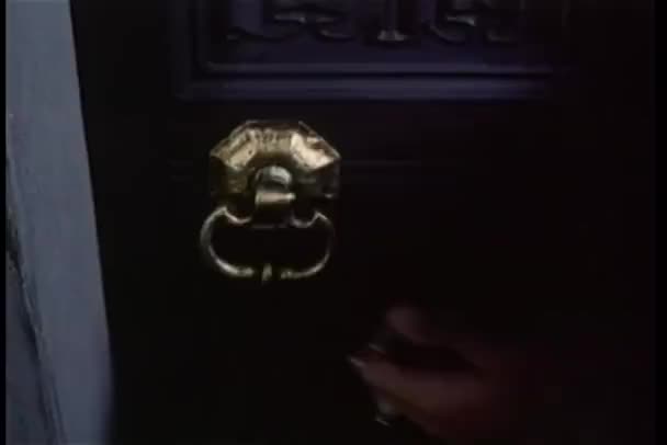 Close-up πολυεδρικοί χέρι ανοίγματος της πόρτας — Αρχείο Βίντεο