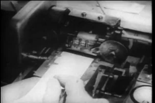 Gros plan sur la machine télétype des années 1940 — Video