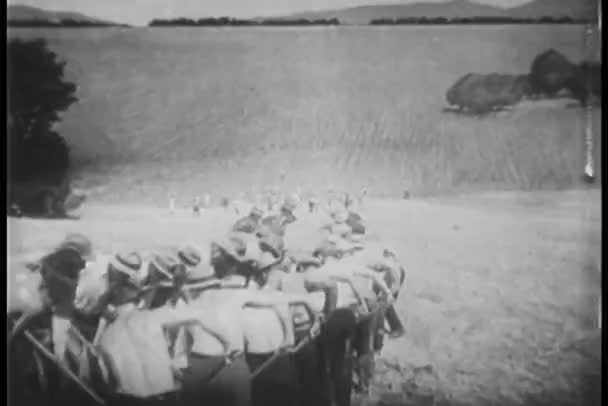 Vue arrière des travailleurs creusant un canal d'irrigation — Video