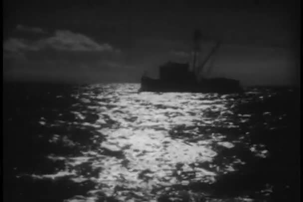 Barco no mar à noite — Vídeo de Stock