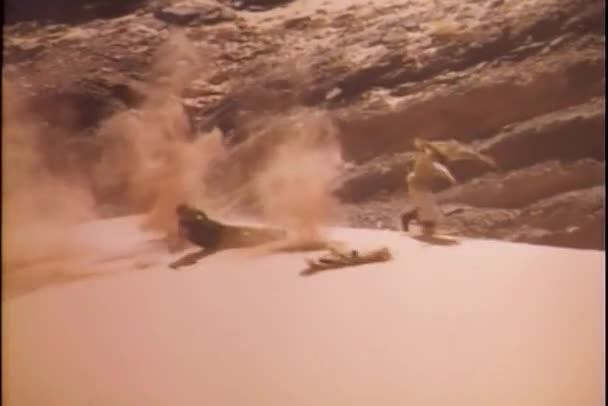 Deux blessés tombent dans une dune de sable — Video