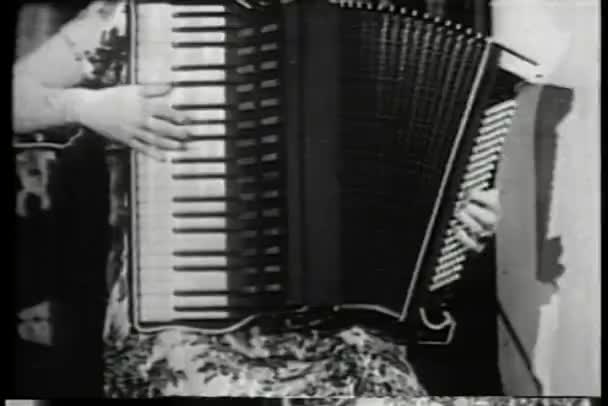 Close-up van handen spelen van accordeon — Stockvideo