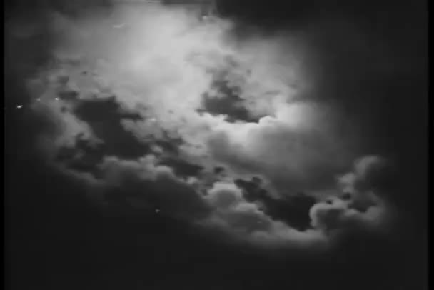 Δραματικό ουρανό με φεγγάρι κρυφοκοιτάζουν μέσα από σύννεφα — Αρχείο Βίντεο