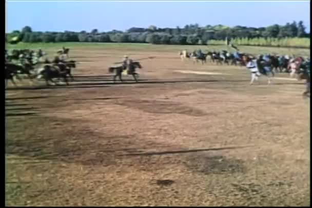 Ampi soldati medievali a cavallo che vanno in battaglia — Video Stock