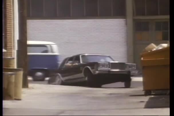 Car chase through back alley — Stock Video