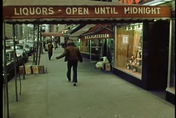 Vista trasera de caminar por la calle Nueva York — Vídeo de stock